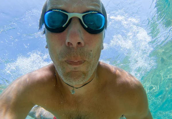 Underwater selfie skott av en simmare i havet — Stockfoto