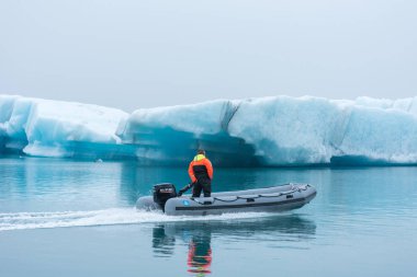 İzlanda, Jokulsarlon 'da devriye gezen muhafızlar.