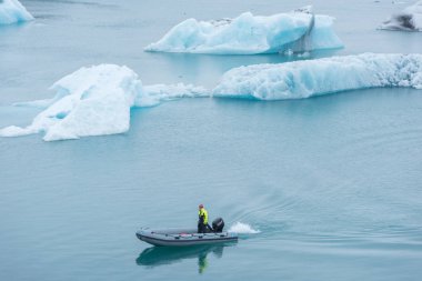 İzlanda, Jokulsarlon 'da devriye gezen muhafızlar.