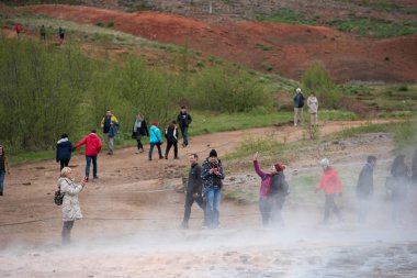 İzlanda Strokkur gayzer ziyaret Turistler