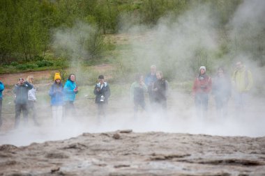 İzlanda Strokkur gayzer ziyaret Turistler