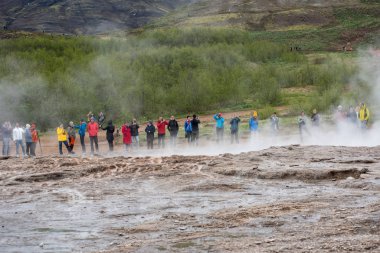 İzlanda Strokkur gayzer ziyaret Turistler