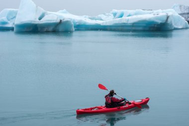 Kanoda kürek çeken bir adam, Jokulsarlon, İzlanda