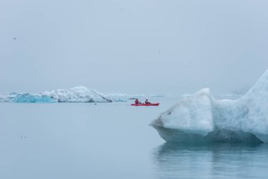 Kanoda kürek çeken bir adam, Jokulsarlon, İzlanda