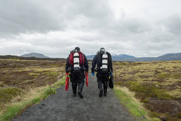 Tuffatori che camminano in attrezzatura subacquea a Silfra, Islanda — Foto Stock