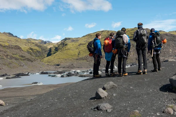 Touristen wandern am Solheimajokull-Gletscher, Island — Stockfoto