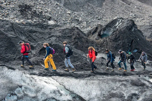 Turister vandring på Solheimajokull Glacier, Island — Stockfoto