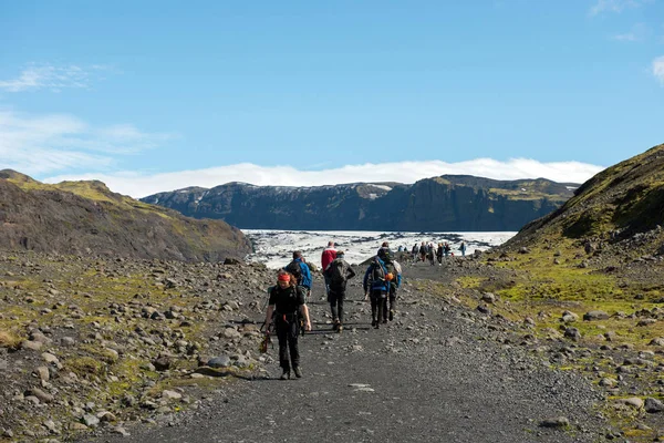 Turisté si tu dělají na ledovci Solheimajokull, Island — Stock fotografie