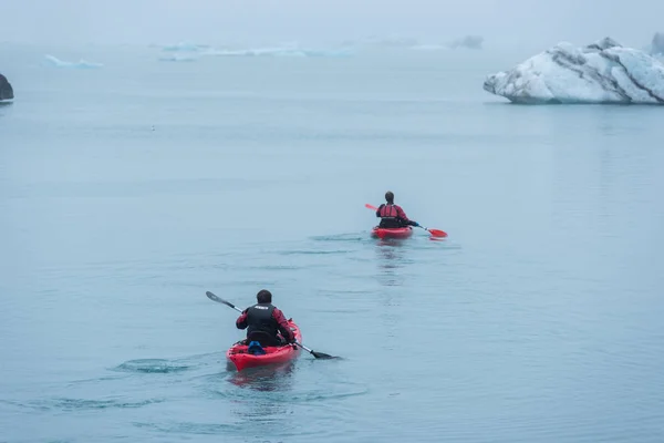 男はカヤックで漕いでアイスランドのジョクルサロン — ストック写真