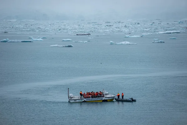 Paseo en barco por la laguna de Jokulsarlon, Islandia —  Fotos de Stock