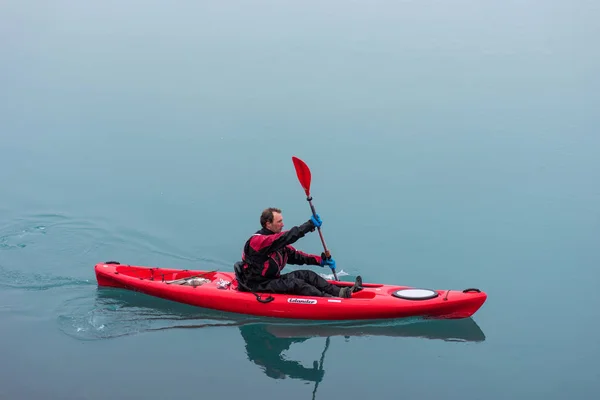 Uomo che remava in kayak, Jokulsarlon, Islanda — Foto Stock