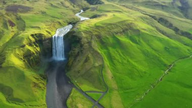 İzlanda, Skogafoss Şelalesi 'nin üzerinde uçmak. Şelale Güney İzlanda 'nın en büyük Iconic Turistik Manzaralarından biri.