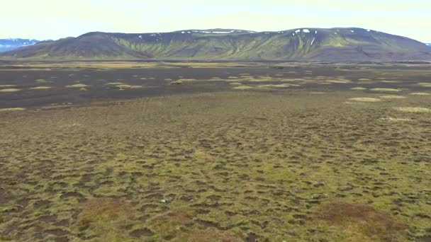 Vliegen Boven Een Enorm Vulkanisch Plateau Lava Stromen Ijsland Door — Stockvideo
