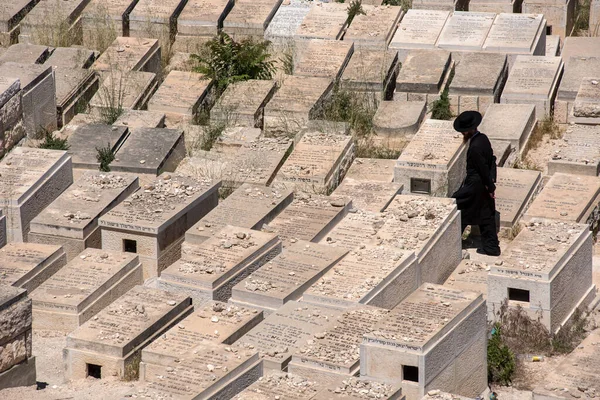 Judío ortodoxo visitando el cementerio de Jerusalén —  Fotos de Stock