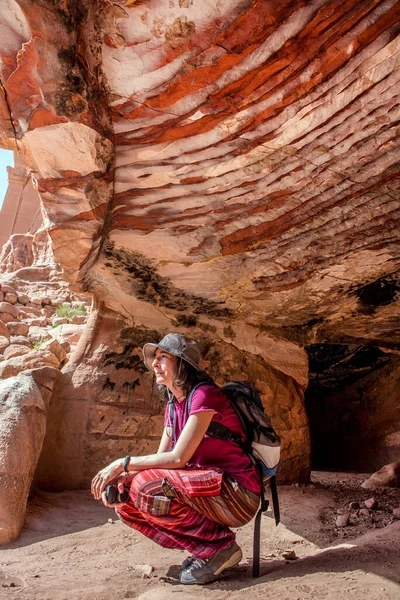 Entdeckerfrau entspannt sich am Eingang eines Grabes in Petra, jord — Stockfoto