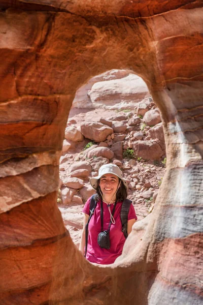 Traveler woman posing at the entrance of a tomb in Petra, Jordan — 스톡 사진