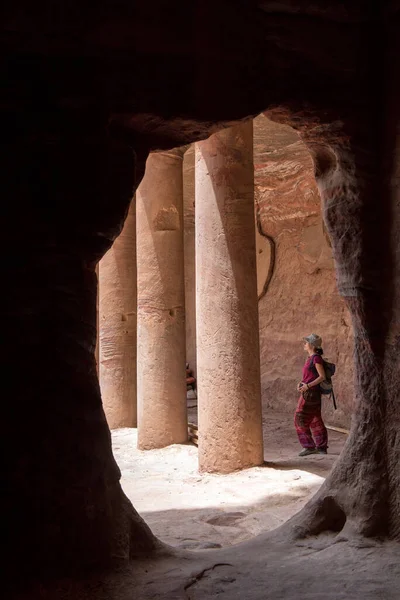 Turistka navštěvující hrobku v Petře, Jordánsko — Stock fotografie