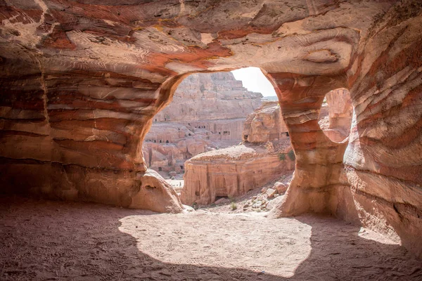 Utsikt från insidan av en grav, Petra, Jordanien — Stockfoto