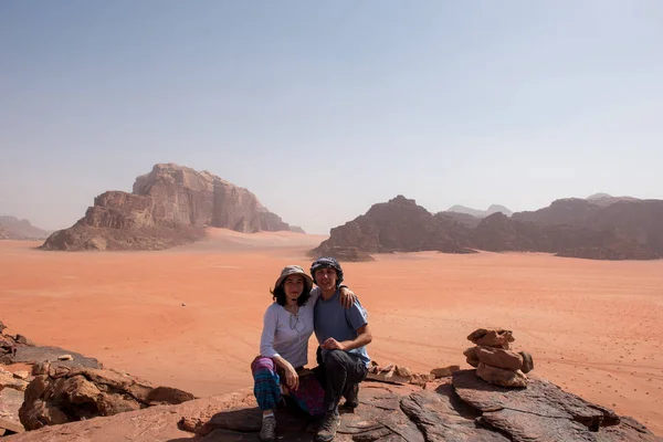 Paar macht ein Foto in der Wüste Wadi Rum, Jordanien — Stockfoto