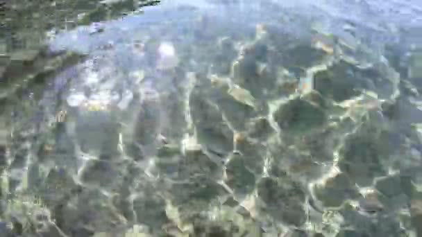 Vista Superficie Del Agua Mar Ondulaciones Rayos Solares Entrando Por — Vídeos de Stock