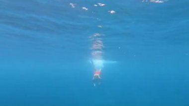Sualtı tropikal deniz suya dalış bir snorkeler adam görünümünü