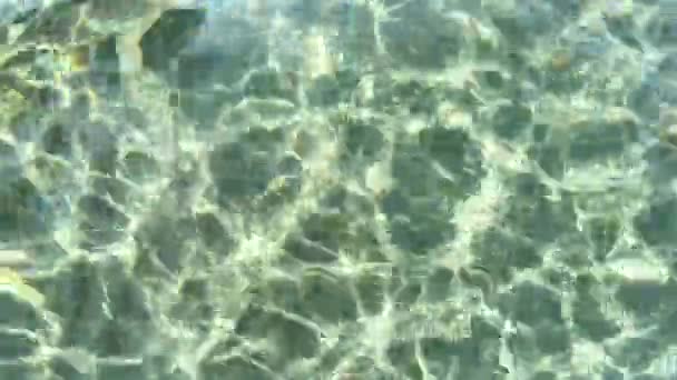 Uitzicht Zeewater Oppervlak Rimpelingen Zonnestralen Die Door Het Water Gaan — Stockvideo