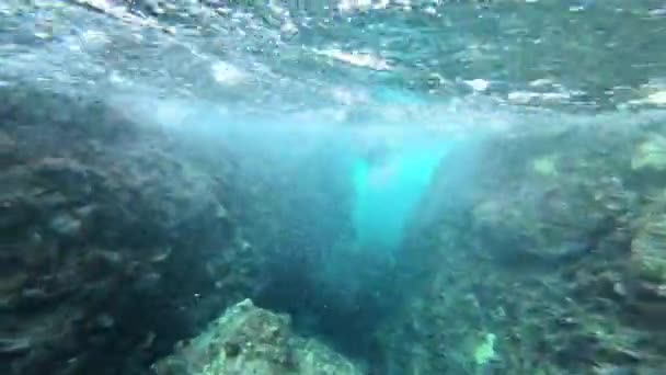 Unterwasser Ansicht Von Mädchen Bikini Beim Schnorcheln Kristallklaren Meerwasser — Stockvideo