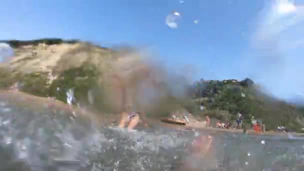 Mujer Chorreando Novio Playa Con Agua Mar — Vídeo de stock