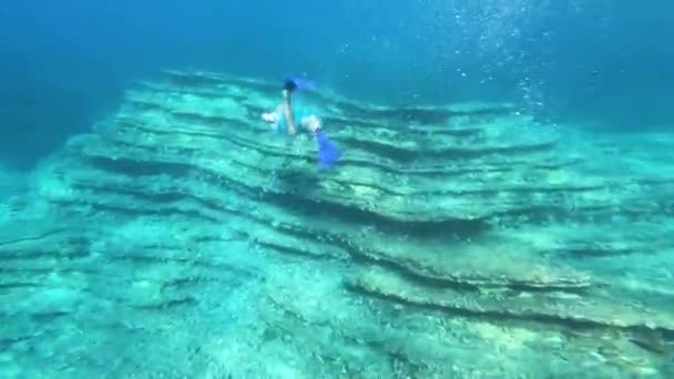 Snorkeling Man Mask Exploring Tropical Sea Underwater — Stock Video