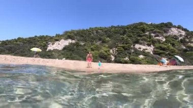  Adam deniz suyunda koşup zıplıyor.