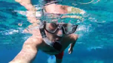 Sualtı tropikal deniz suya dalış bir snorkeler adam görünümünü