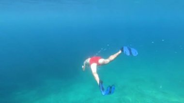 Sualtı tropikal deniz suya dalış bir snorkeler adam görünümünü