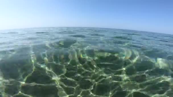 Vista Del Agua Mar Cristalina Mitad Bajo Agua — Vídeos de Stock