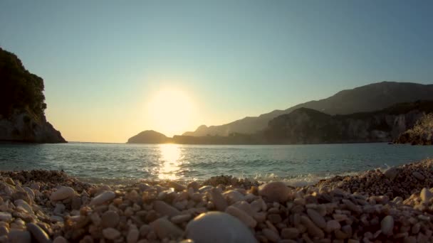 Vista Puesta Sol Del Mar Una Playa Guijarros Con Pequeñas — Vídeos de Stock