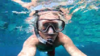 Sualtı tropikal deniz suya dalış bir snorkeler adam görünümünü