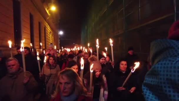 2020年2月23日 罗马尼亚克洛伊纳波利卡 在一座古老的城镇克洛伊 科洛兹瓦尔 举行的纪念伟大的匈牙利国王马蒂亚斯的游行中 一群人手持火炬游行 — 图库视频影像