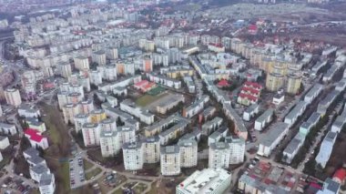Romanya 'nın Cluj Napoca kentindeki Sovyet diktatör Çavuşesku döneminde inşa edilen blokların toplanması, Manastur mahalle yerleşim alanı, emlak, nüfus patlaması ve apartman manzarası