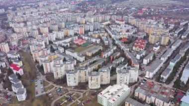Romanya 'nın Cluj Napoca kentindeki Sovyet diktatör Çavuşesku döneminde inşa edilen blokların toplanması, Manastur mahalle yerleşim alanı, emlak, nüfus patlaması ve apartman manzarası