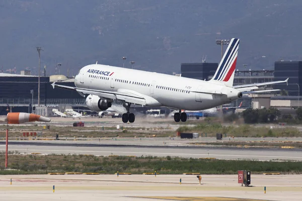 Air France Airbus A321 Landing в Барселоне — стоковое фото