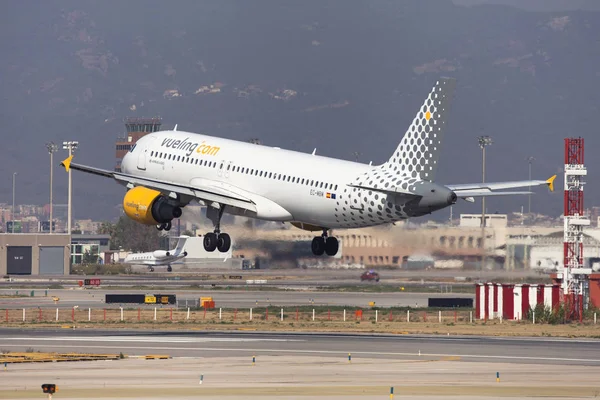 Vueling Airbus A320 Aterrizaje en Barcelona — Foto de Stock