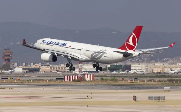 Turkish Airlines Airbus A330 Aterrizaje en Barcelona — Foto de Stock