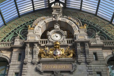 Antwerp Merkez Tren Garı saatinde