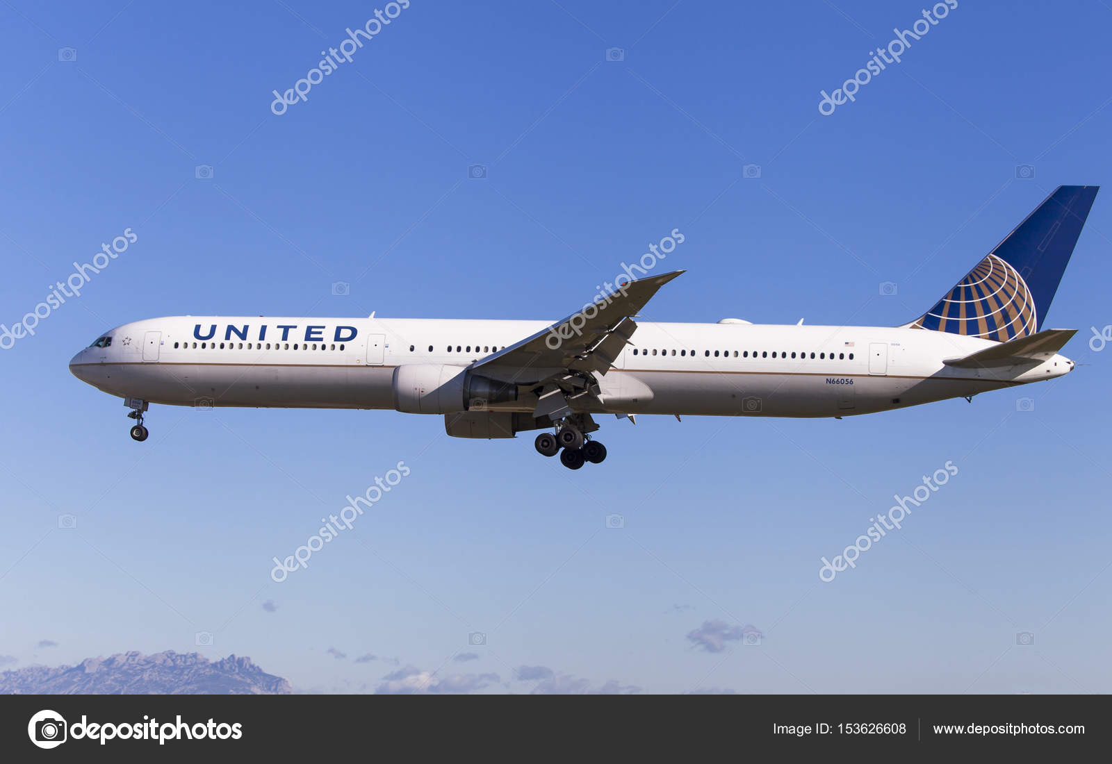 Barcelona, Spain - May 6, 2017: United Airlines Boeing 767-400ER approaching to El Prat Airport in Barcelona, Spain — Photo by santirf