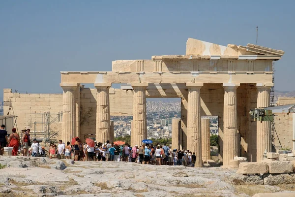 Turister som besöker Akropolis — Stockfoto