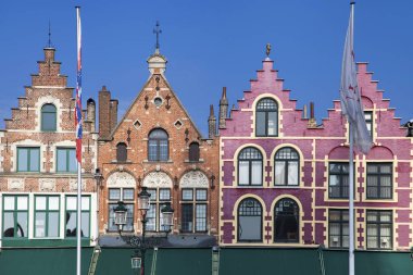 Bruges pazar meydanında Ortaçağ binaları