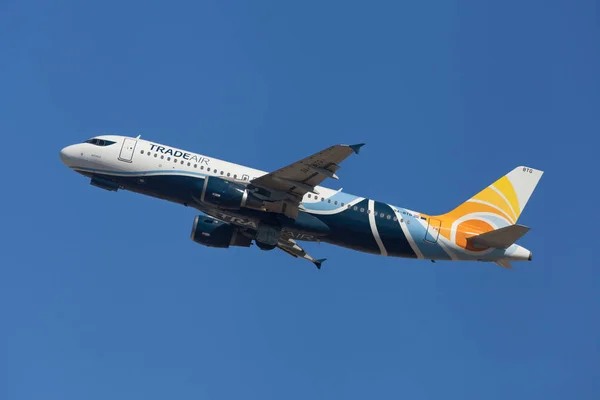Comercio Aire Airbus A320 — Foto de Stock