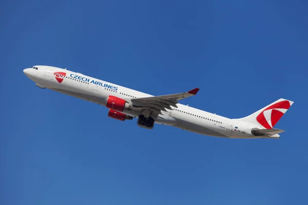 Czech Airlines Airbus A330-300 — Stock Photo, Image