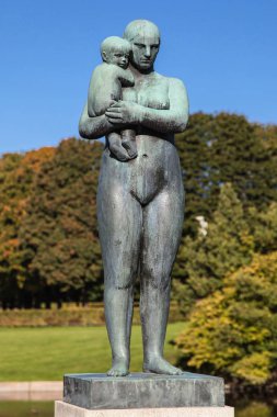 Vigeland Park, çocuk kolu üzerinde kadınla