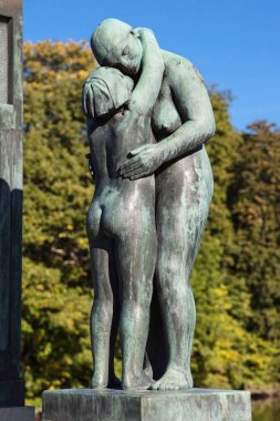 Vigeland Park, kadın ve kız birbirlerine kucaklayan