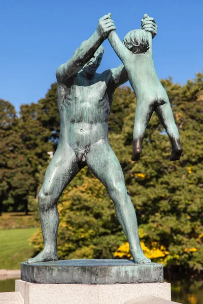 Vigeland Park, homem balançando menino — Fotografia de Stock